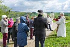 Bittprozession an der Weingartenkapelle (Foto: Karl-Franz Thiede)